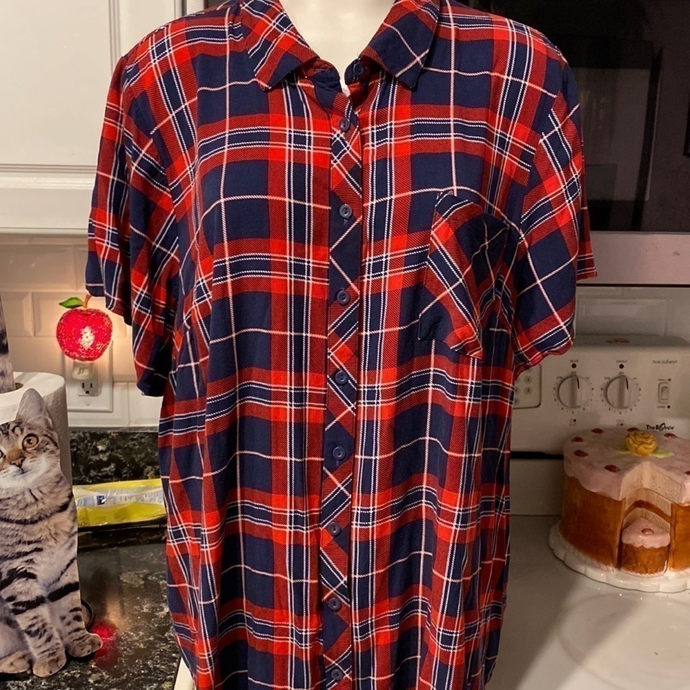 A womens Torrid casual short sleeve button up regular size shirt size 4. EUC